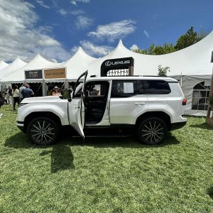 2024-lexus-gx-white-pearl2.jpg